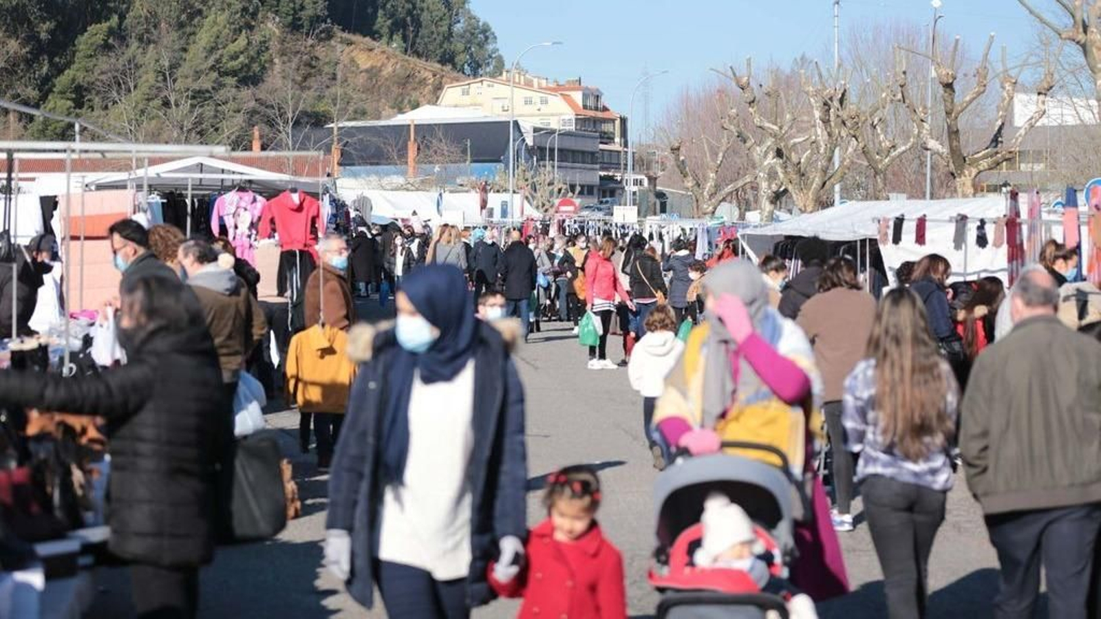 El cierre al tráfico de la avenida de Mendiño permitió dejar espacio suficiente entre los puestos.
