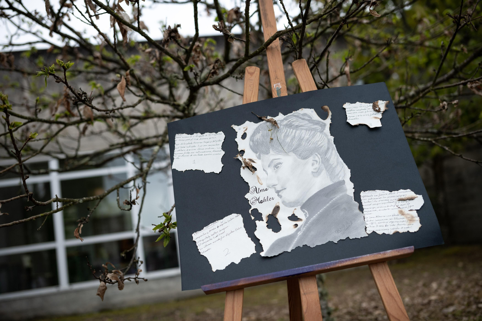 Actividade artística dos alumnos e alumnas de artes no exterior do instituto.