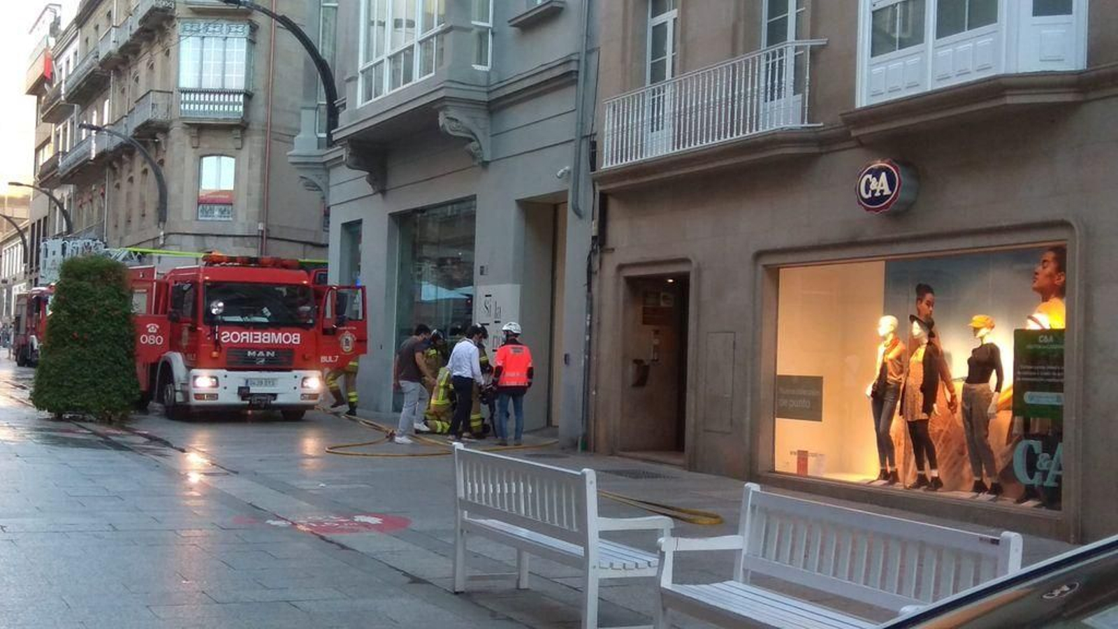 Un incendio se desata en la sede del Celta // Sergio
