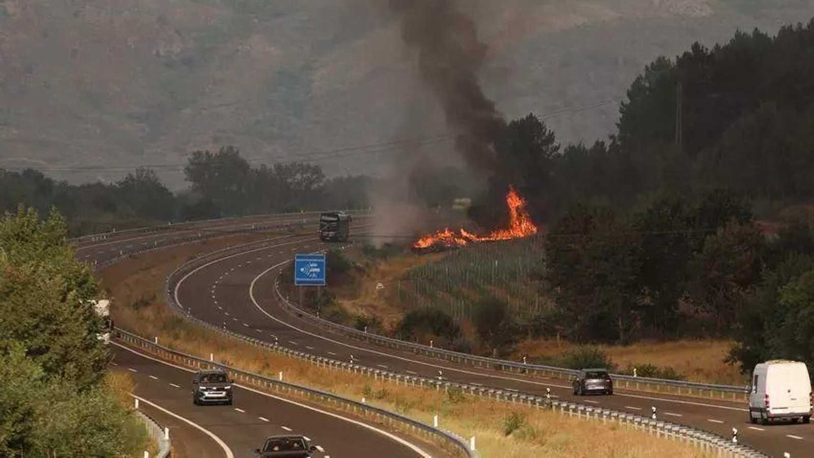 Imagen del incendio de Oímbra, en un punto próximo a la carretera