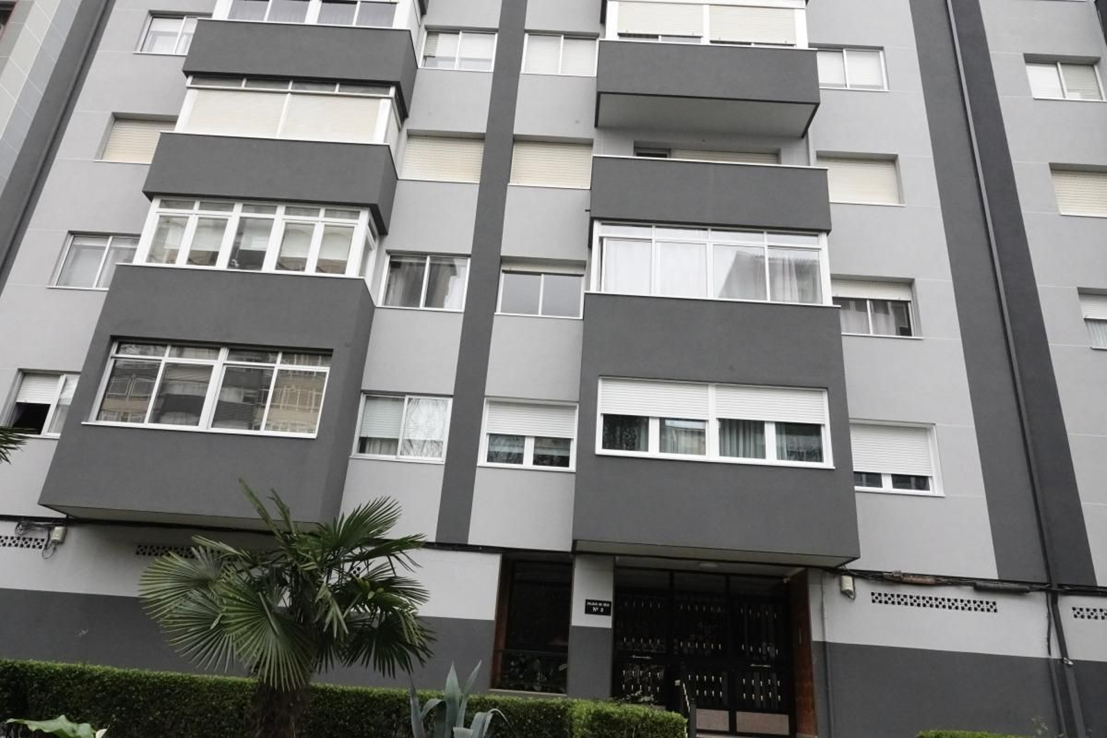 El cuerpo fue hallado en un segundo piso de este edificio.