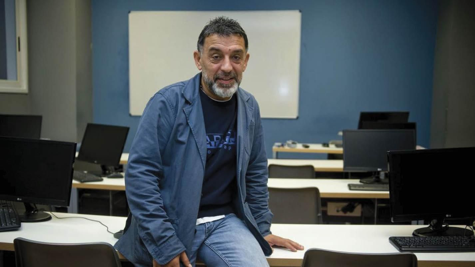 Estévez, en una de las aulas de su centro de estudios.