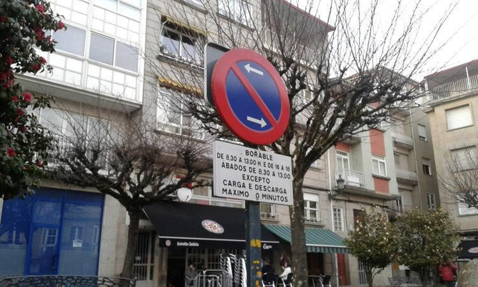 Una de las señales que regulan la carga y descarga de mercancías.