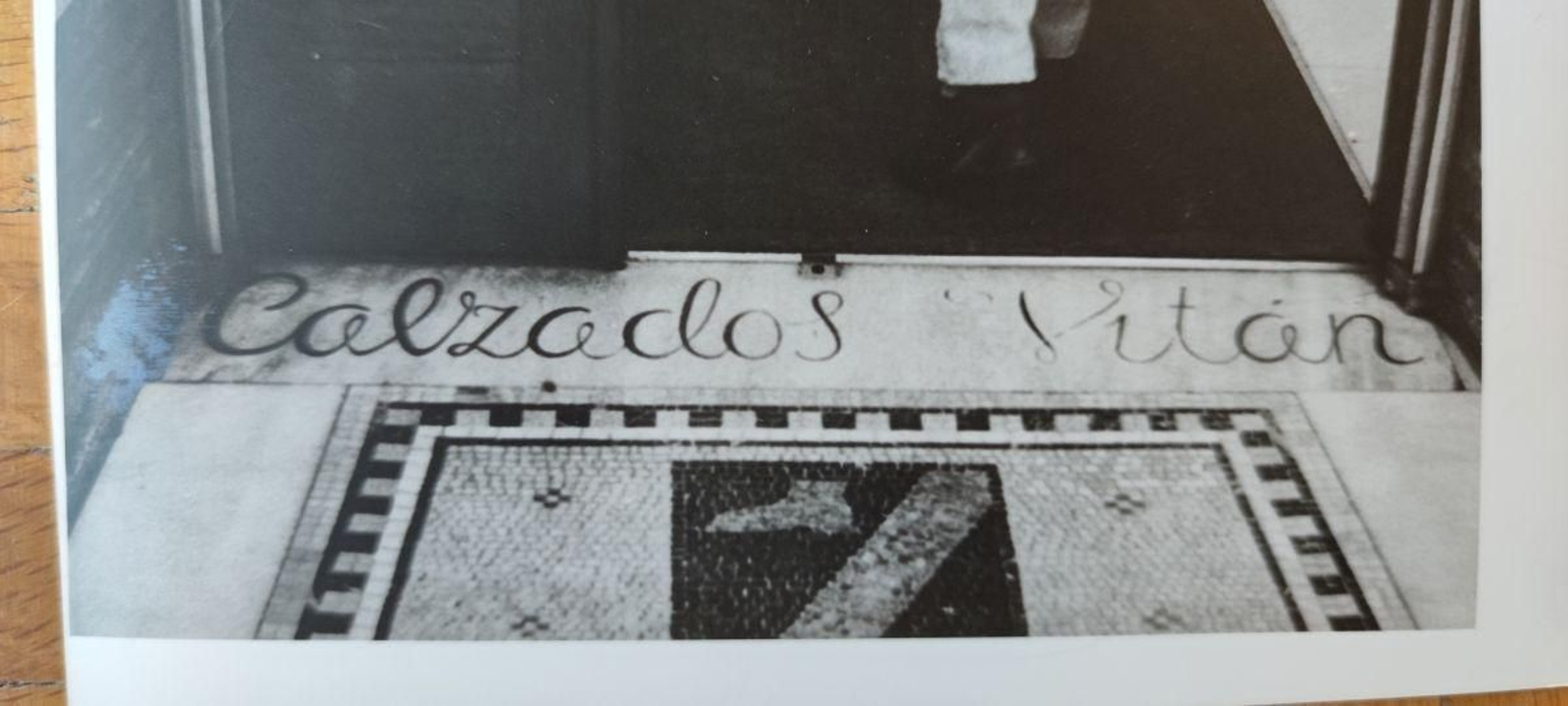 Así de artística era la entrada a “Calzados Vitan” en Lamas Carvajal.
