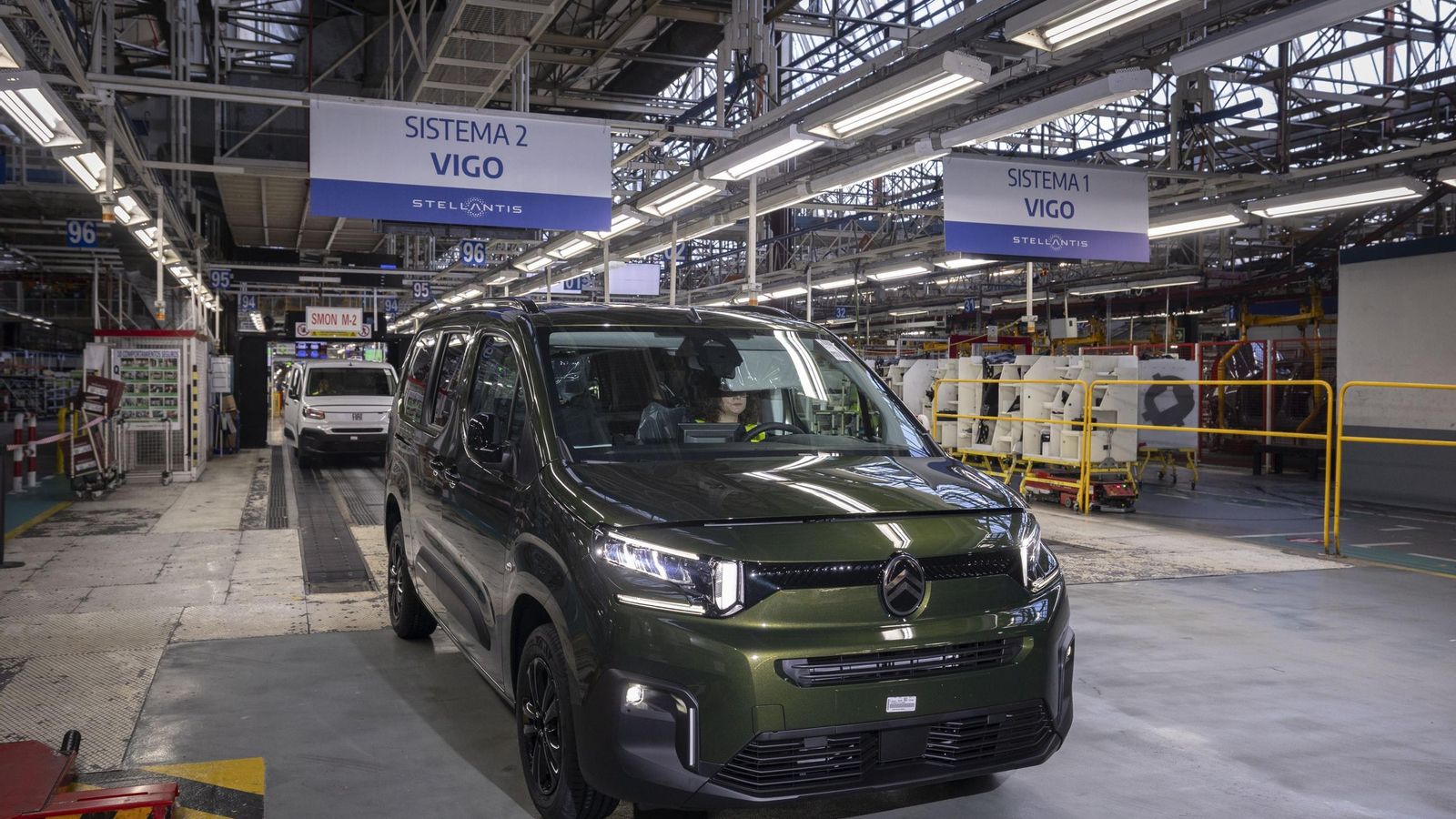 Una furgoneta de la marca Opel saliendo ayer de línea de fabricación y lista para pasar el control de calidad.