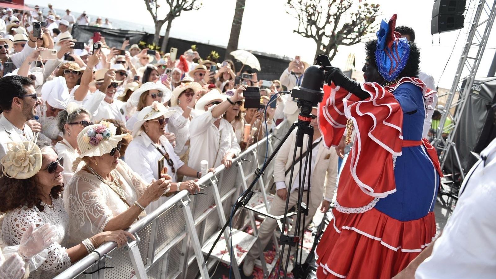 La Negra Tomasa dirigiéndose al público