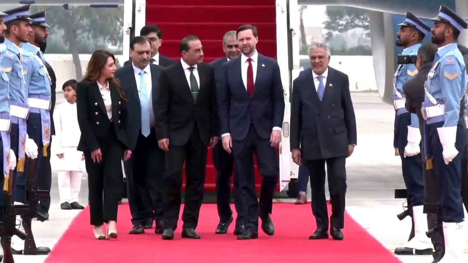 El vicepresidente de EEUU, JD Vance, a su llegada a Pakistán.
