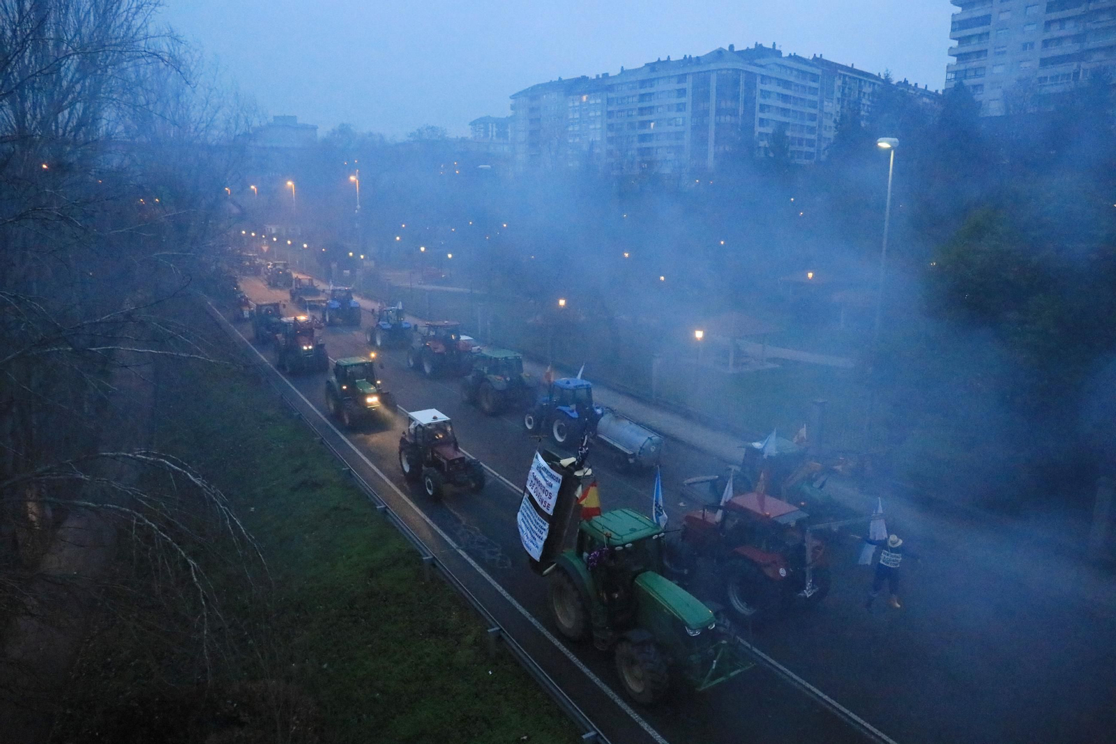Galería | Largas hileras de tractores bloquean la N-120 en Ourense, en el cuarto fin de semana de protestas