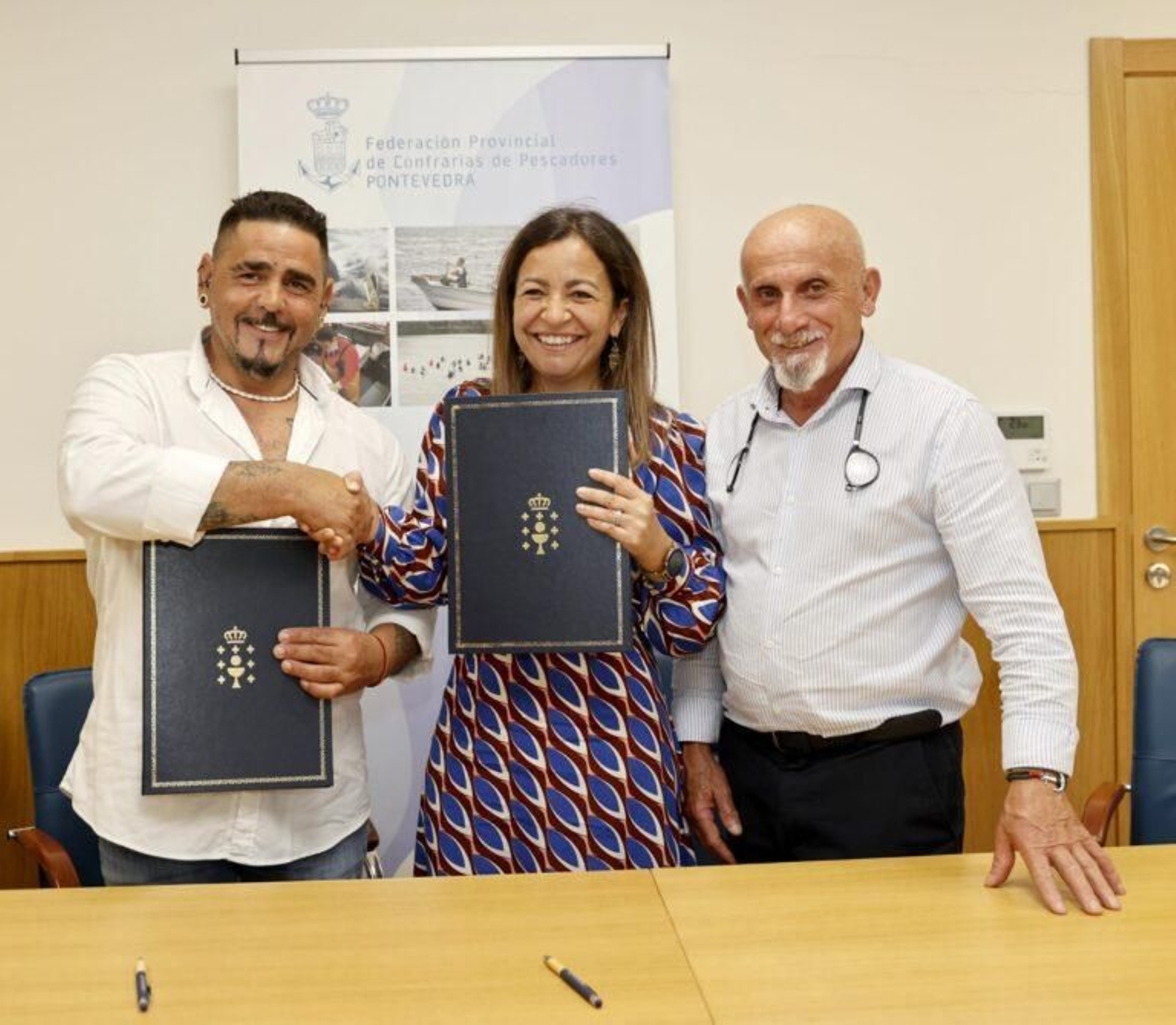 El patrón mayor, Gonzalo Reinoso, durante la firma del convenio con la conselleira Marta Villaverde.