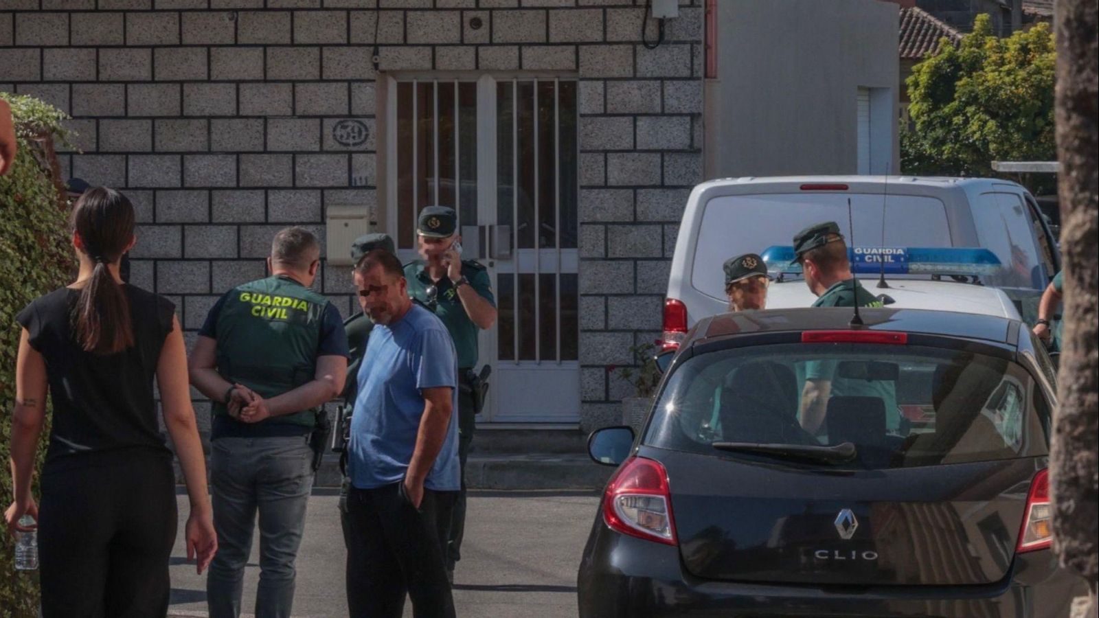 Agentes de la Guardia Civil trabajan en el lugar de los hechos.