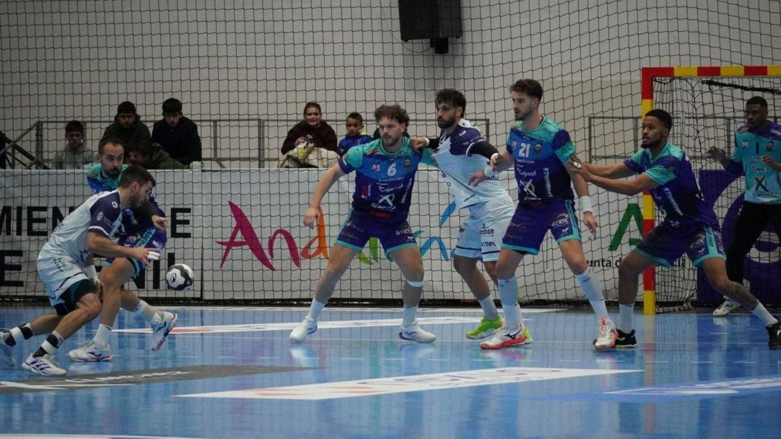 Santi López inicia una penetración en el encuentro de ayer.