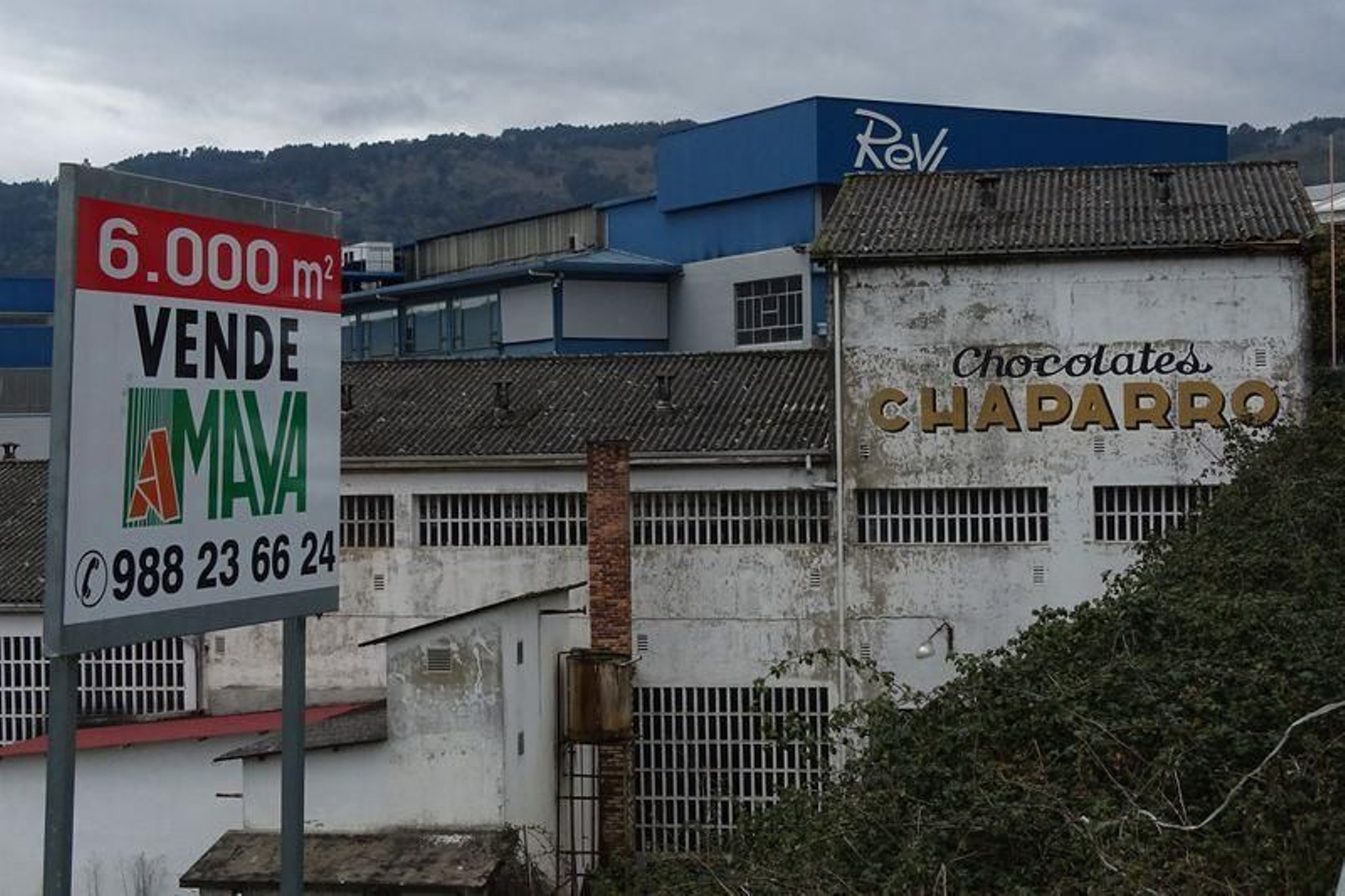 Fábrica de la empresa Chocolates Chaparro, en venta, en Quintela de Canedo. (Foto: Martiño Pinal)