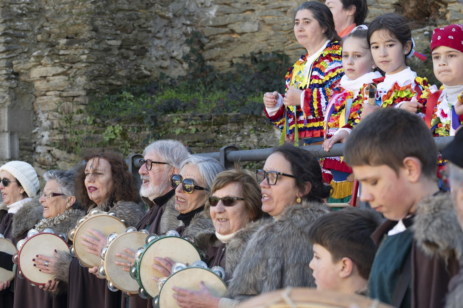 Galería | La música y el color de los Vellarróns en el Entroido de Riós