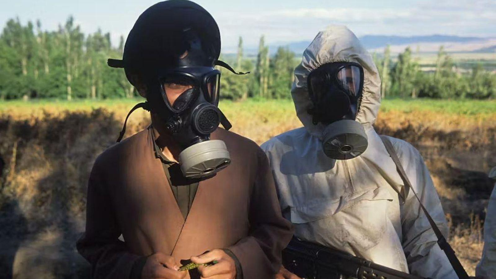 Un clérigo iraní, a la izquierda, y un soldado iraní llevan máscaras antigás para protegerse de los ataques con armas químicas iraquíes en mayo de 1988.
