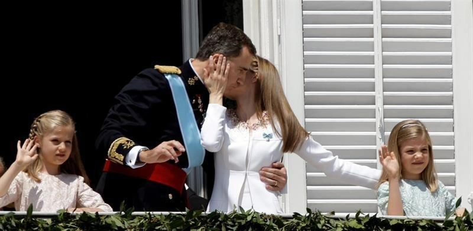 Los Reyes de España, Don Felipe VI y Doña Letizia, acompañados de sus hijas la princesa Leonor y la infanta Sofía, salen al balcón del Palacio Real para saludar al pueblo español
