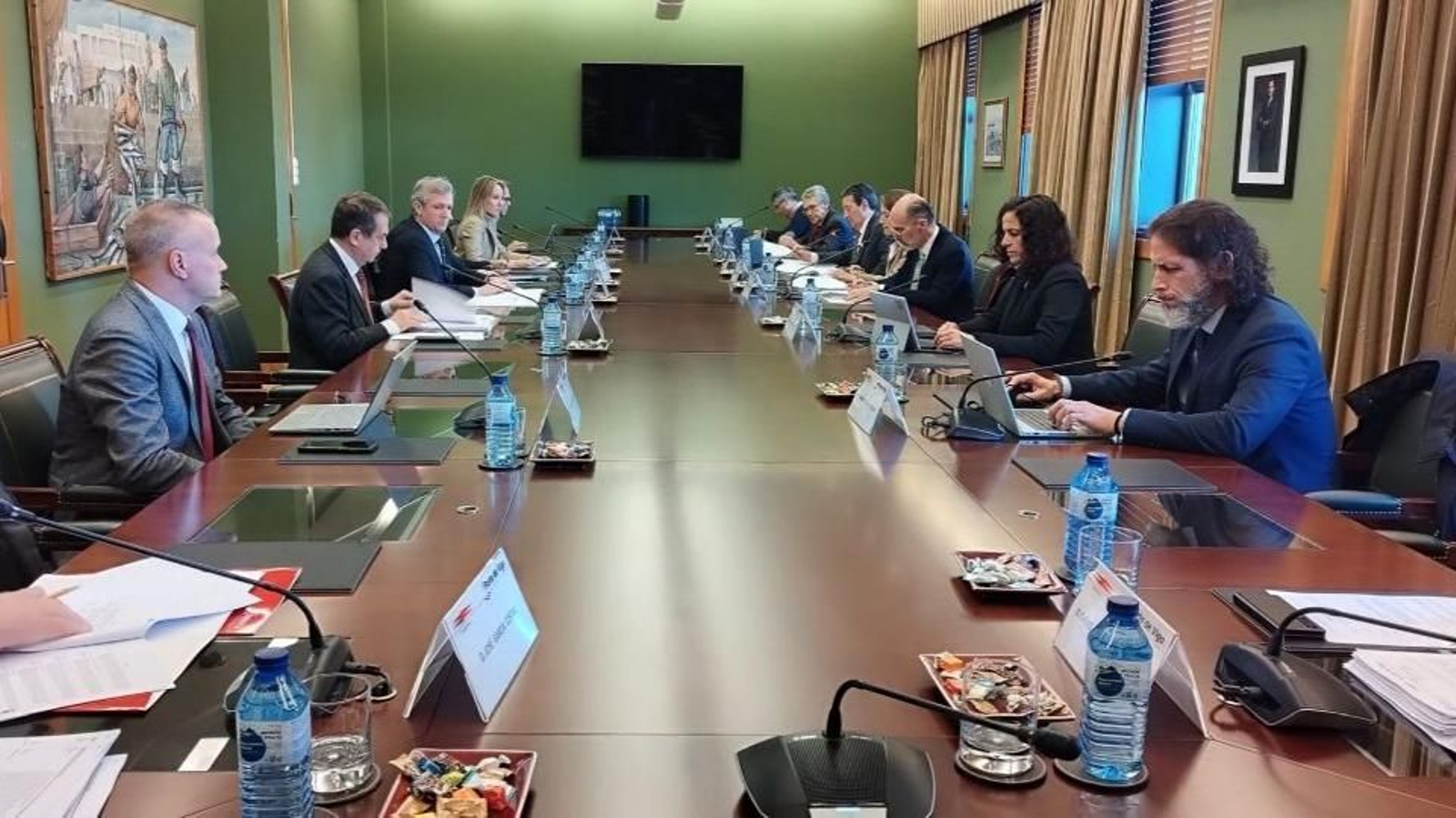 Rueda y Caballero, sentados ayer en el consejo del Puerto frente a Almuiña y otros vocales.