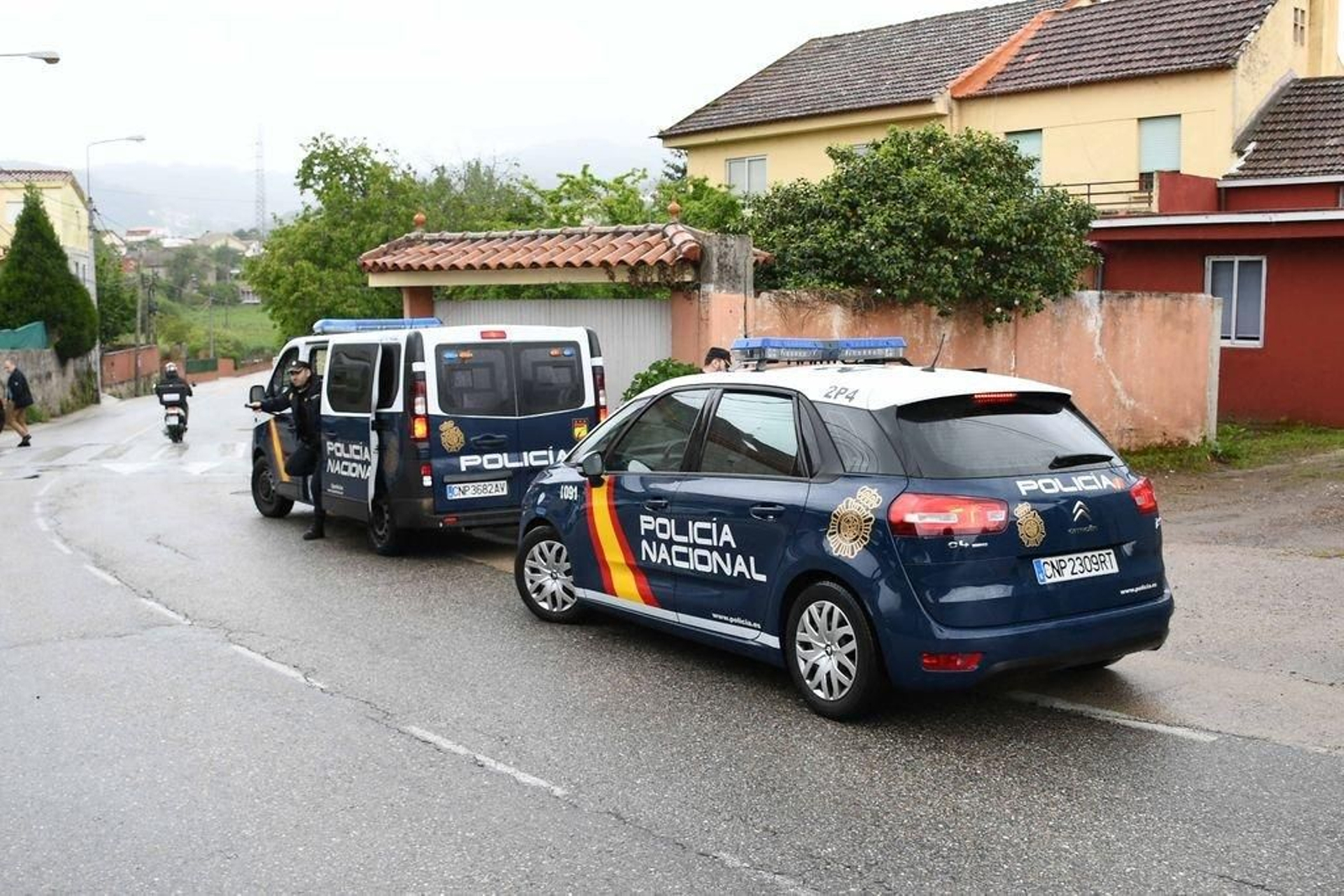 Dotaciones policiales custodiando los accesos a la finca de la familia en la parroquia viguesa.