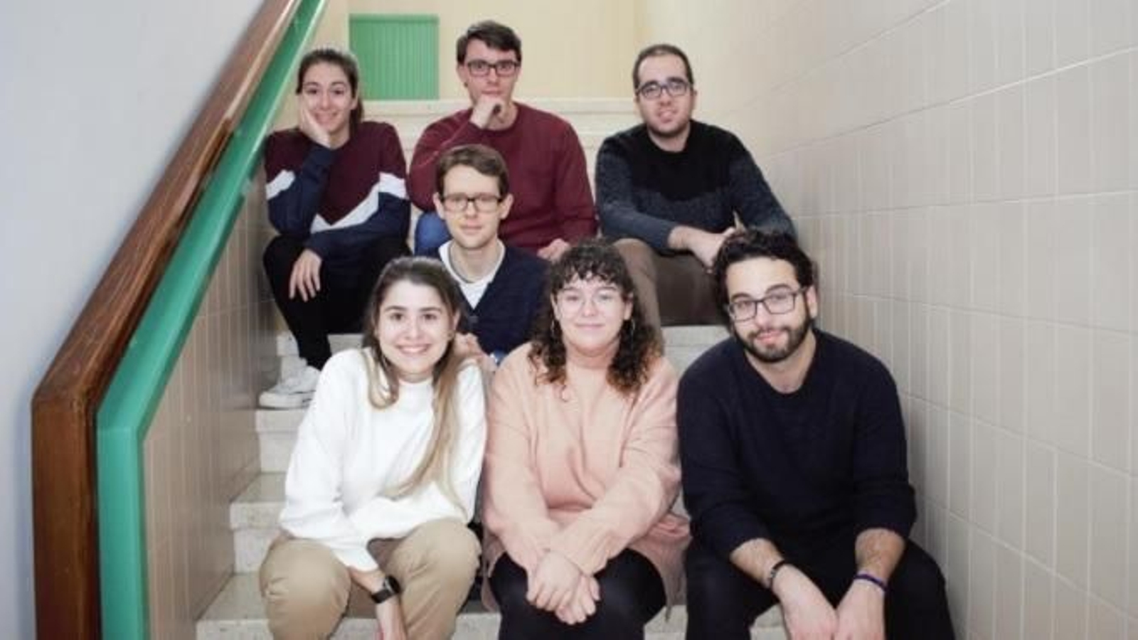 Los siete miembros de Level UP Media, creadores de una webserie.
