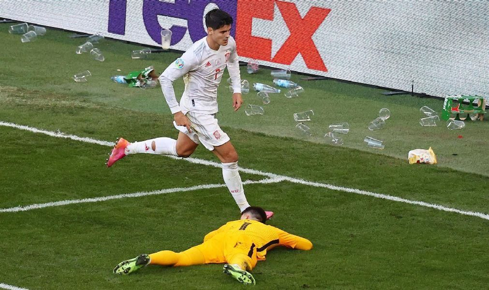 España sufre en su pase a cuartos 34