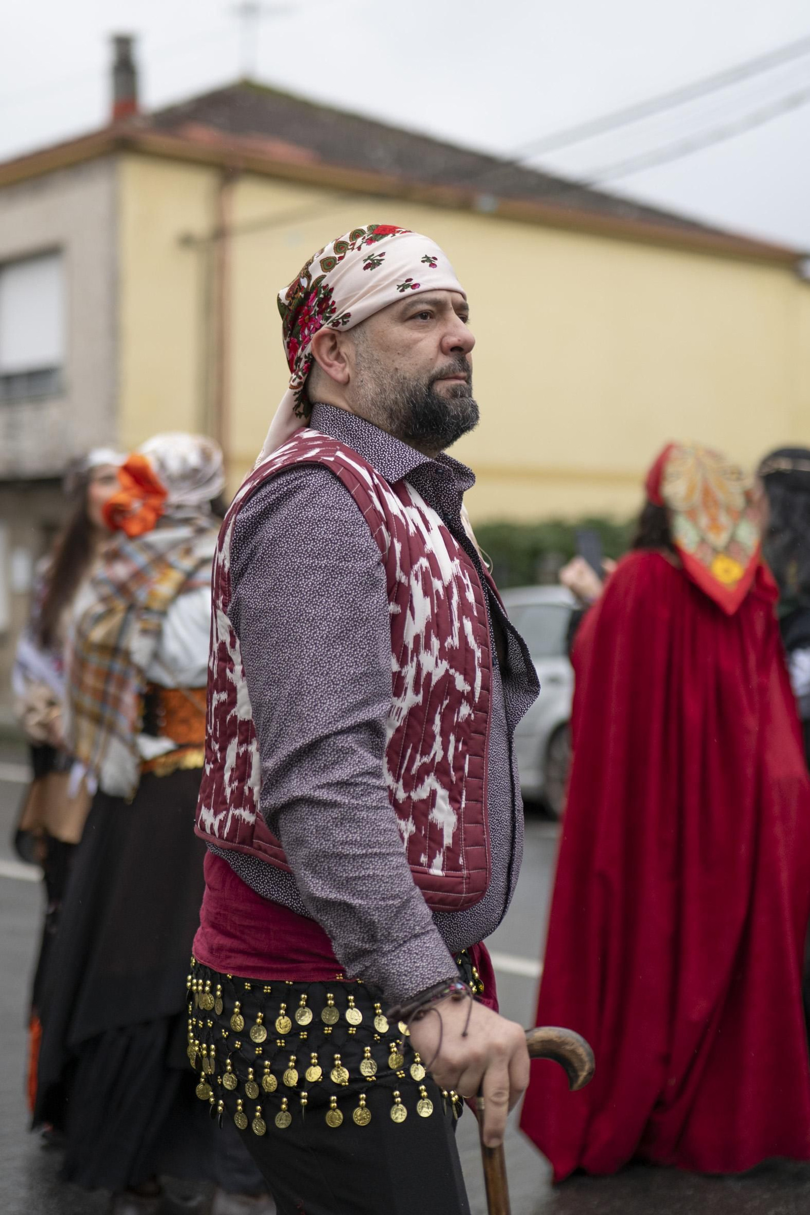 Galería | El Entroido itinerante de Parada de Amoeiro lleva la diversión por bandera