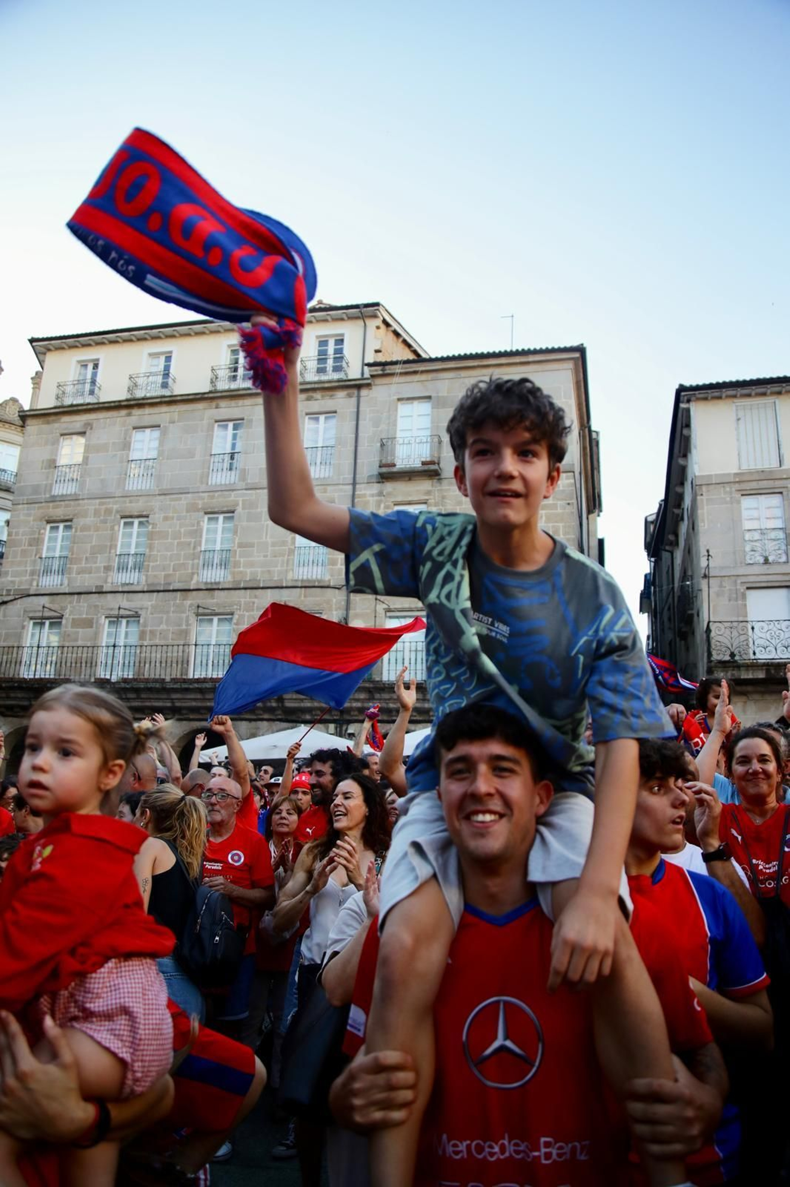 Galería | La afición de la UD Ourense sale a las calle de Ourense para disfrutar del ascenso a Primera Federación, en fotos