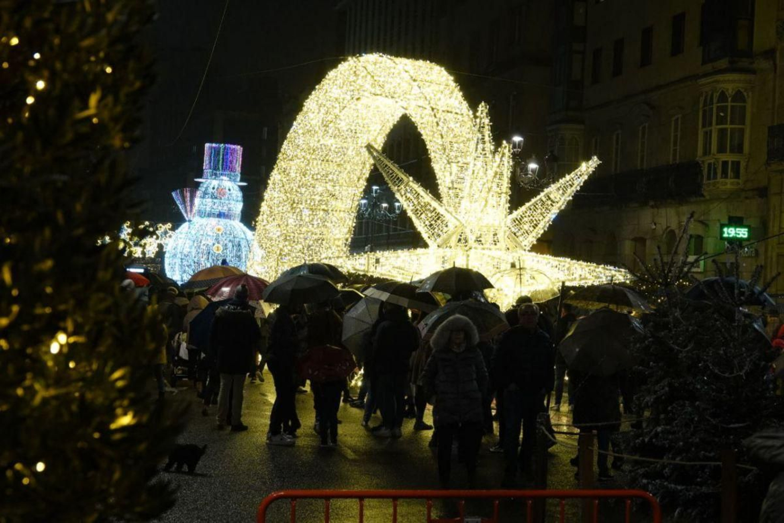 La Estrella de Belén, novedad de este año, y el Muñeco de Nieve, en García Barbón, que ayer despertaban la admiración de los visitantes.