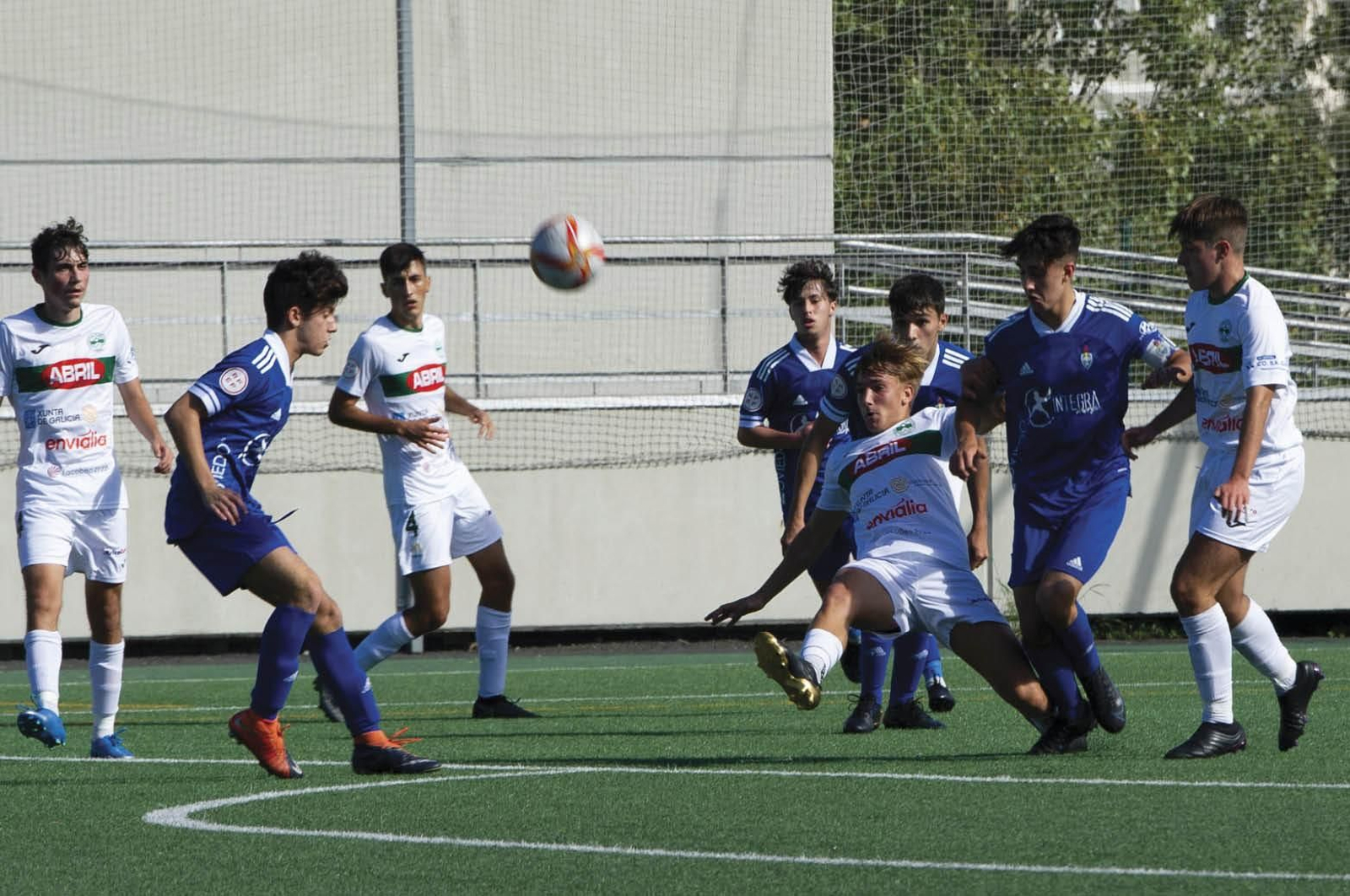 Iza, defensa del Pabellón, despeja el balón ante varios contrarios. (M. Pinal)