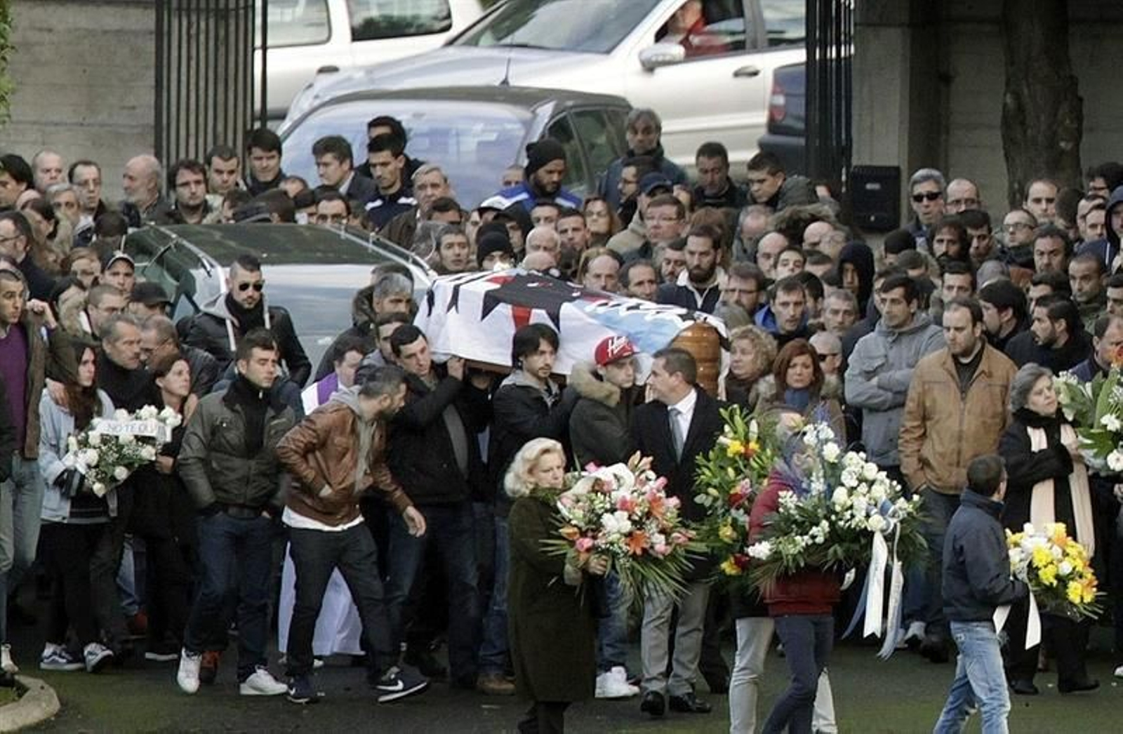 Imagen del entierro del hincha del Deportivo fallecido el domingo. (EFE)
