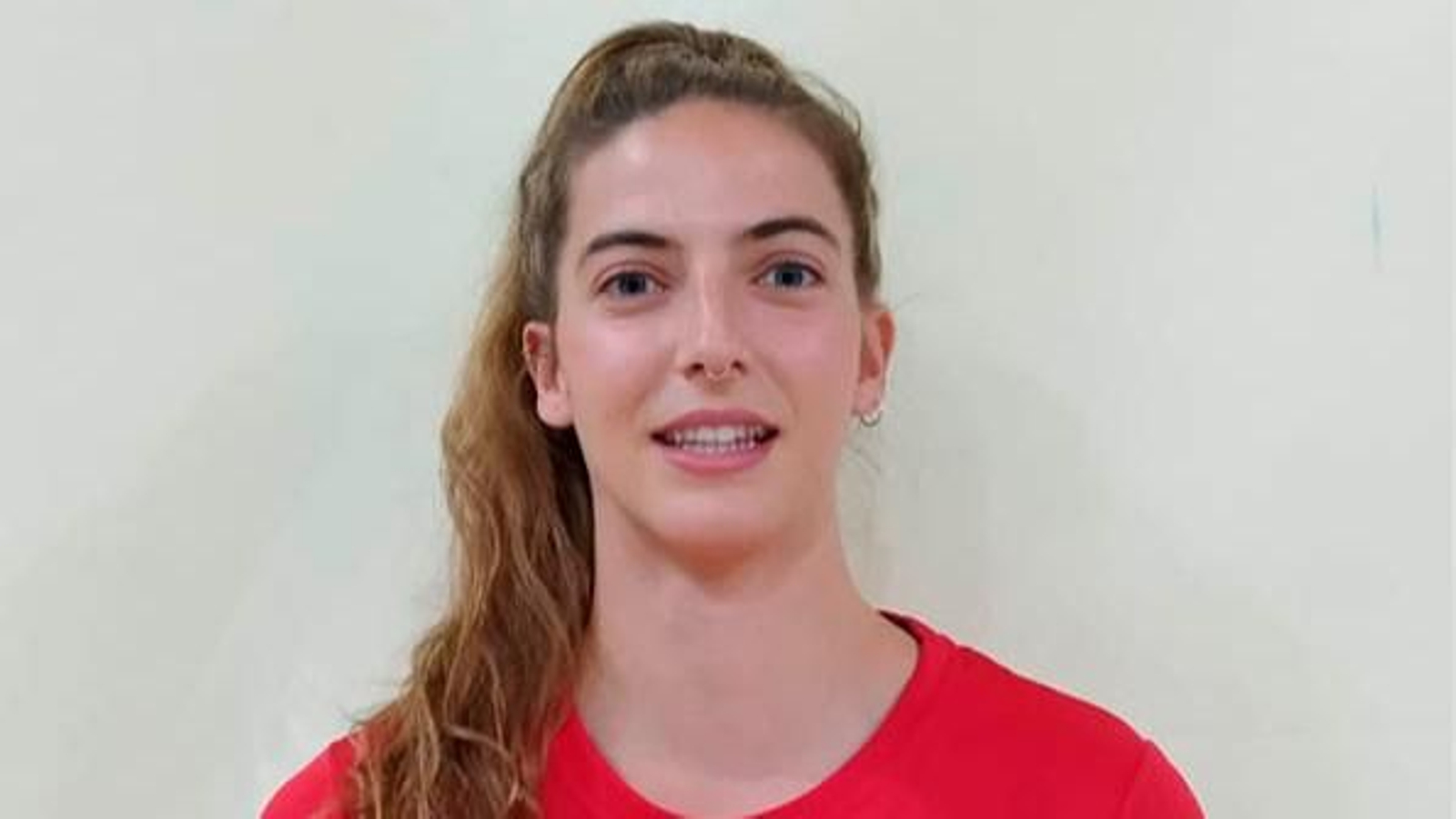 La canterana del Xuvenil de Teis ya posó ayer con la camiseta roja.