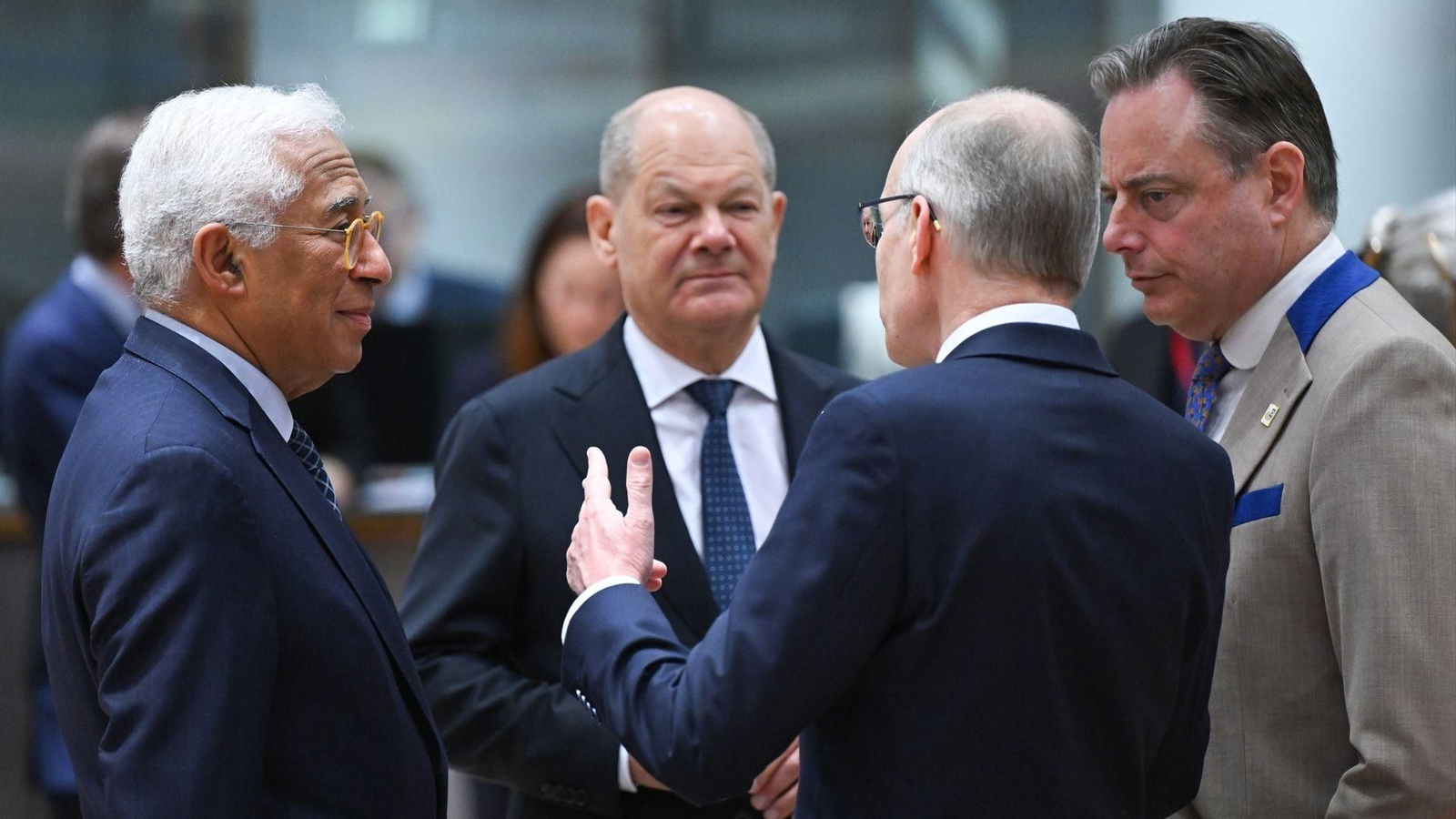 Los líderes UE piden ir más allá de los préstamos y lanzar debate de ayudas directas para gasto en defensa.