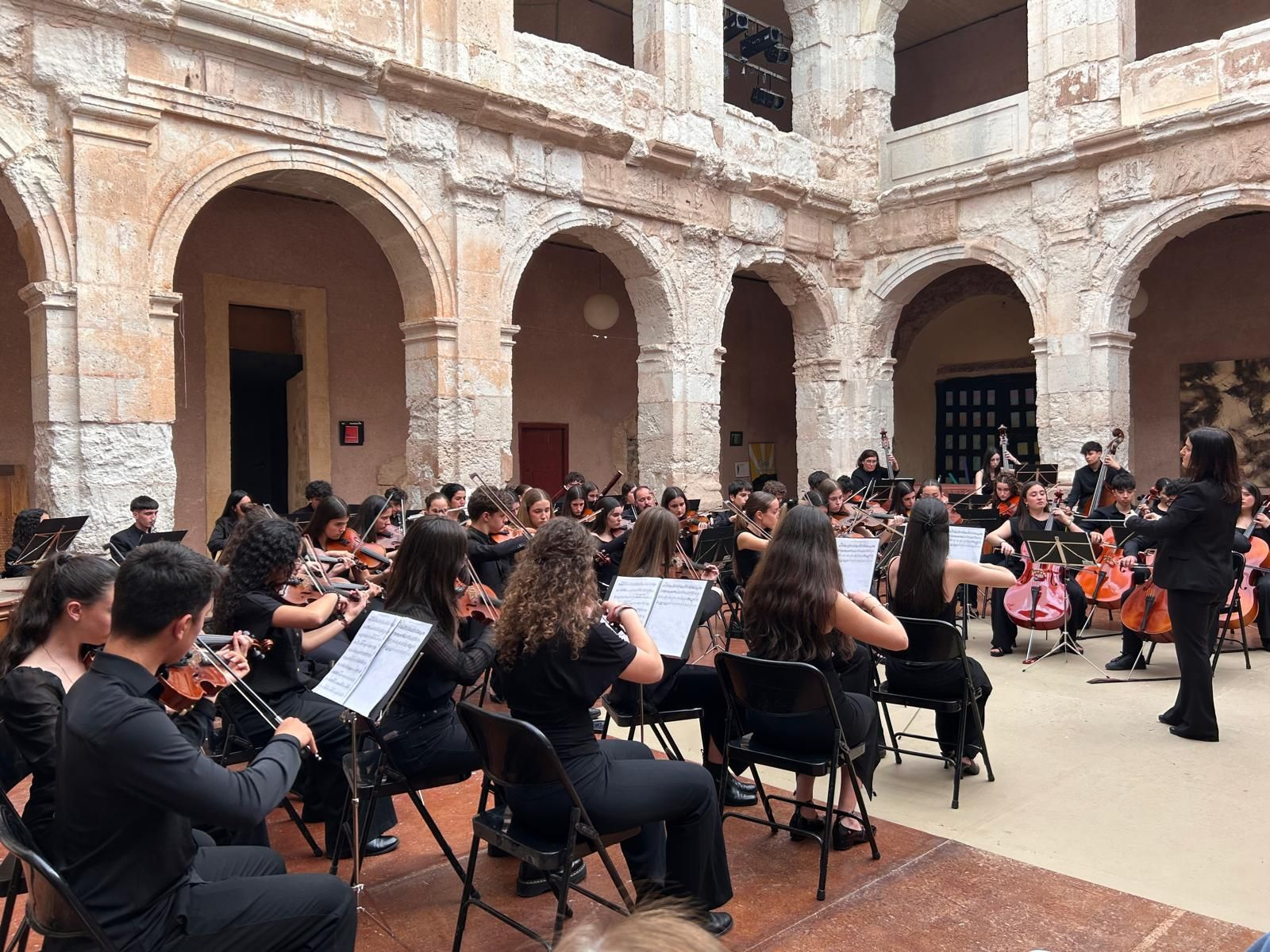 Raquel Carrera, directora de la Orquesta del Conservatorio Profesional de Música de Ourense, dirige a sus músicos durante su actuación en el I Concurso Nacional de Orquestas de Conservatorio en Medinaceli.