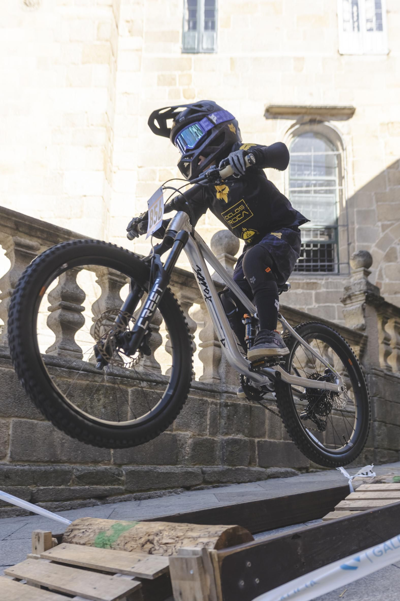 Los bikers, cuesta abajo, pero con frenos por el Casco Vello de Ourense