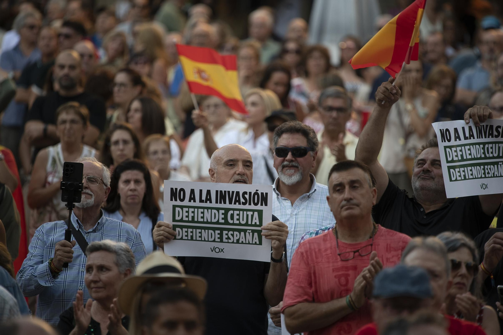 Vecinos y representantes políticos concentrados en la Praza Maior de Ourense frente al Concello durante la jornada de apoyo a Ceuta.