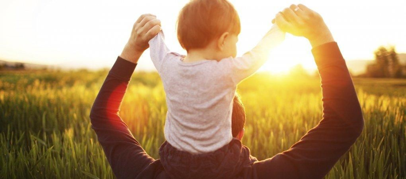 Un padre y un hijo en el campo.