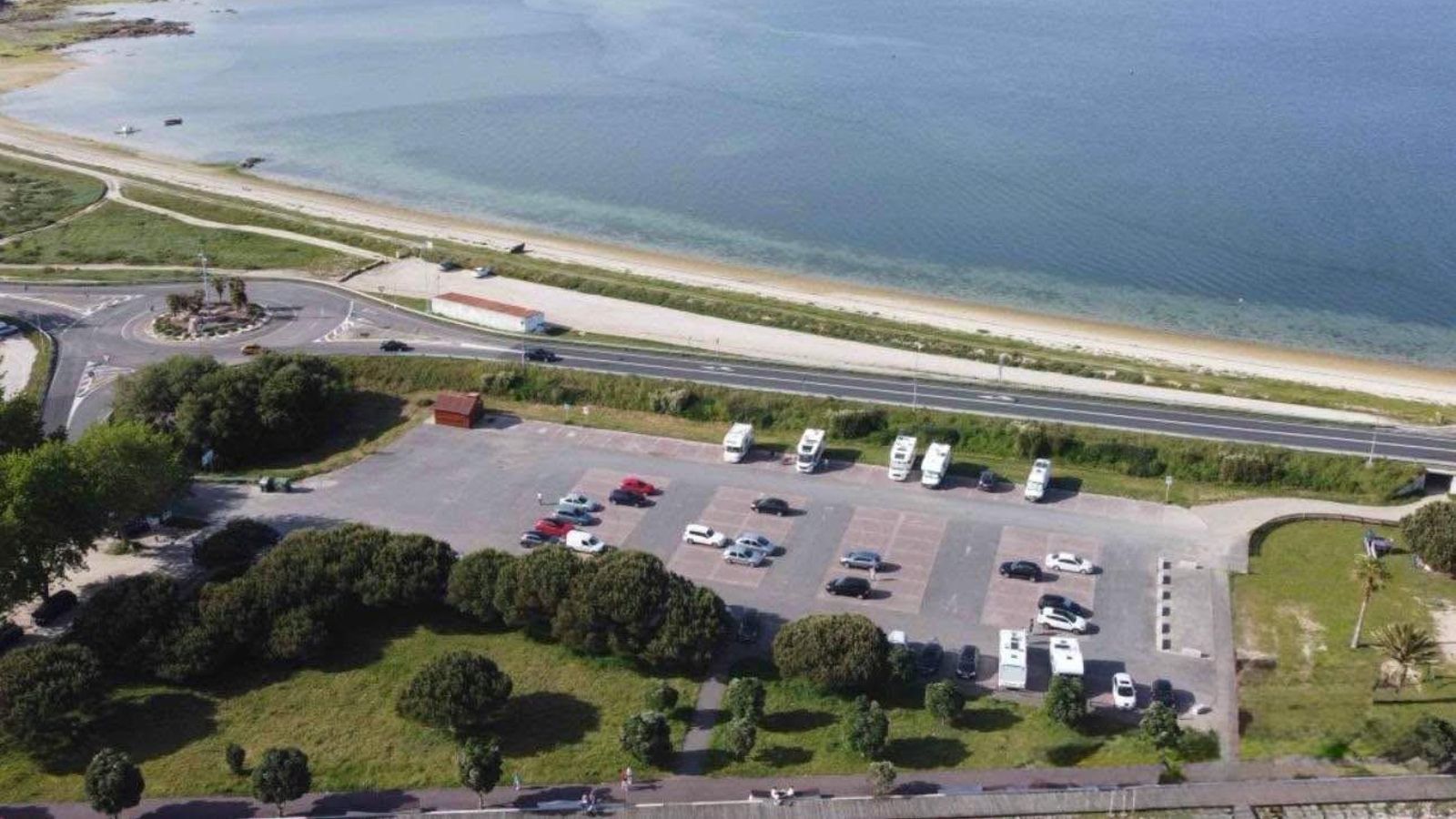 Aparcamiento de O Bao en A Illa de Arousa, con 25 plazas para caravanas.