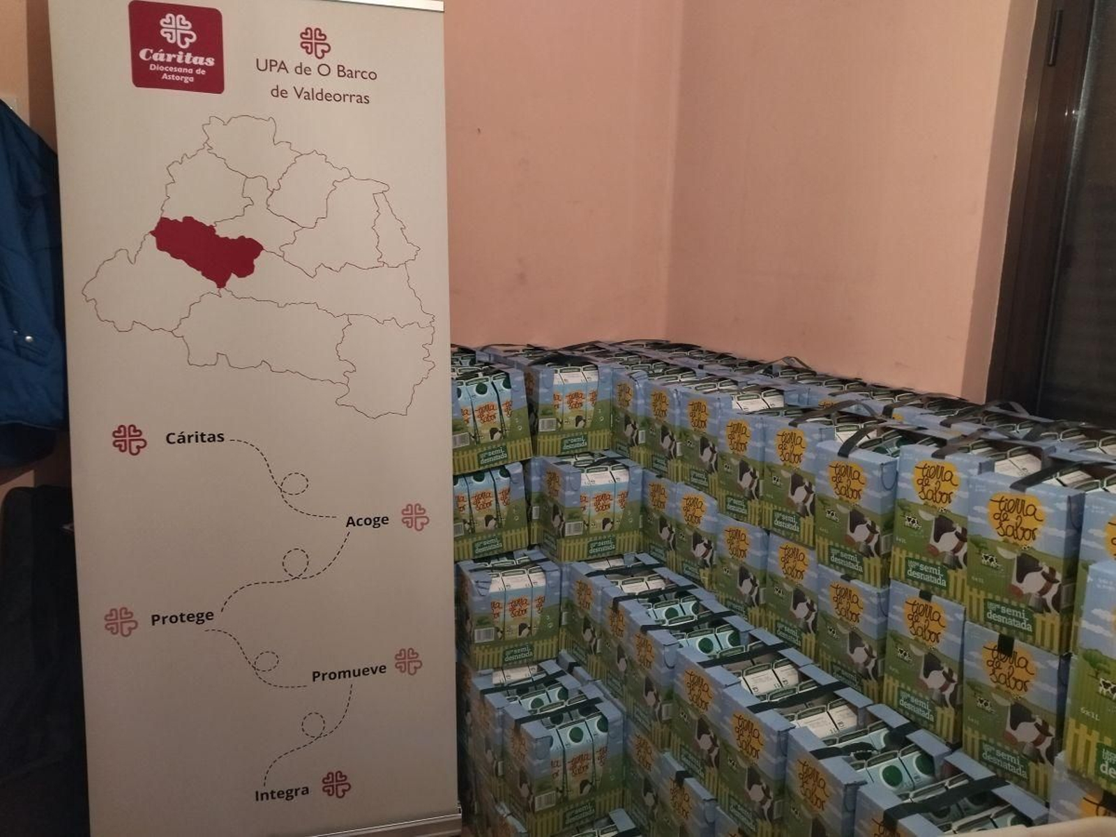Cargamento de leche Tierra de Sabor aportada por la diócesis de Astorga.