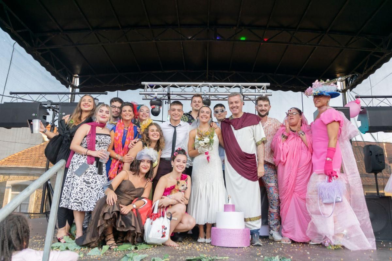 Los novios e invitados, posan con  el oficiante de la boda, el emprerador romano, Luis  Antonio Gómez Piña.