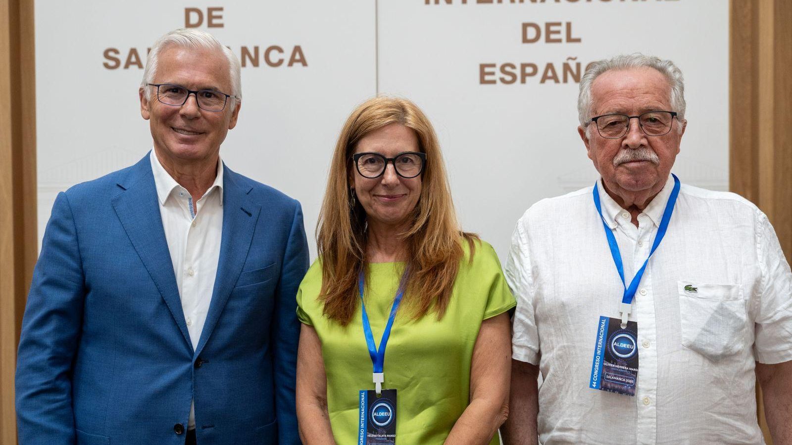 Olivier Herrera (primero por la derecha) ha sido el encargado de preparar los recitales poéticos. En la foto junto a la presidenta de Aldeeu y Baltasar Garzón que abrió el congreso en Salamanca en 2025.