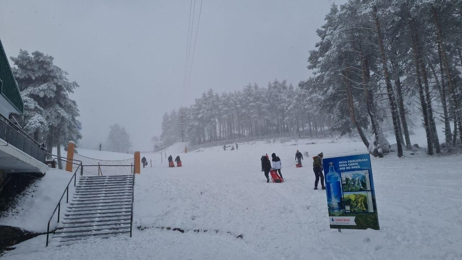 La Estación de Manzaneda, cubierta de nieve.