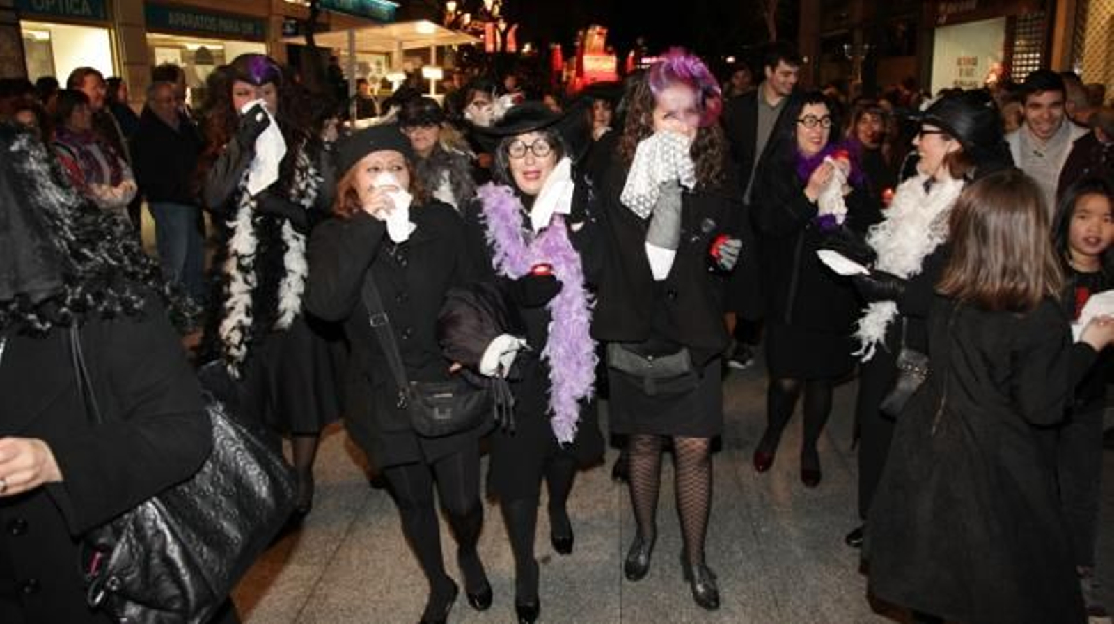 Varias plañideras en duelo