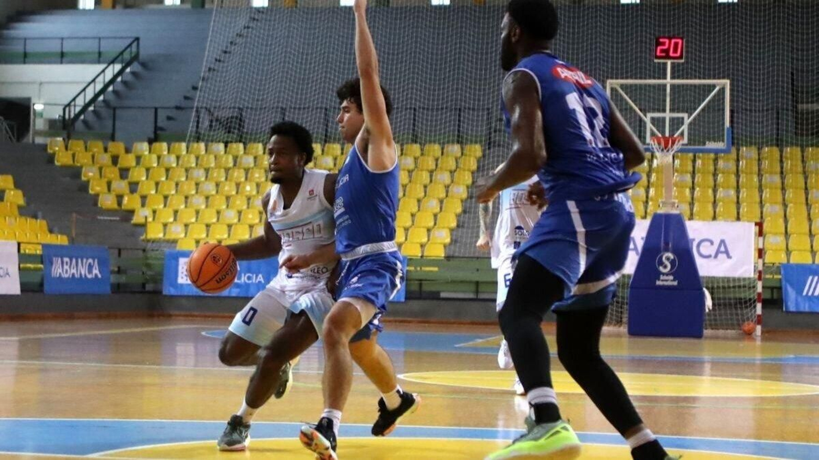 Malu trata de superar a un rival durante un partido en Os Remedios.