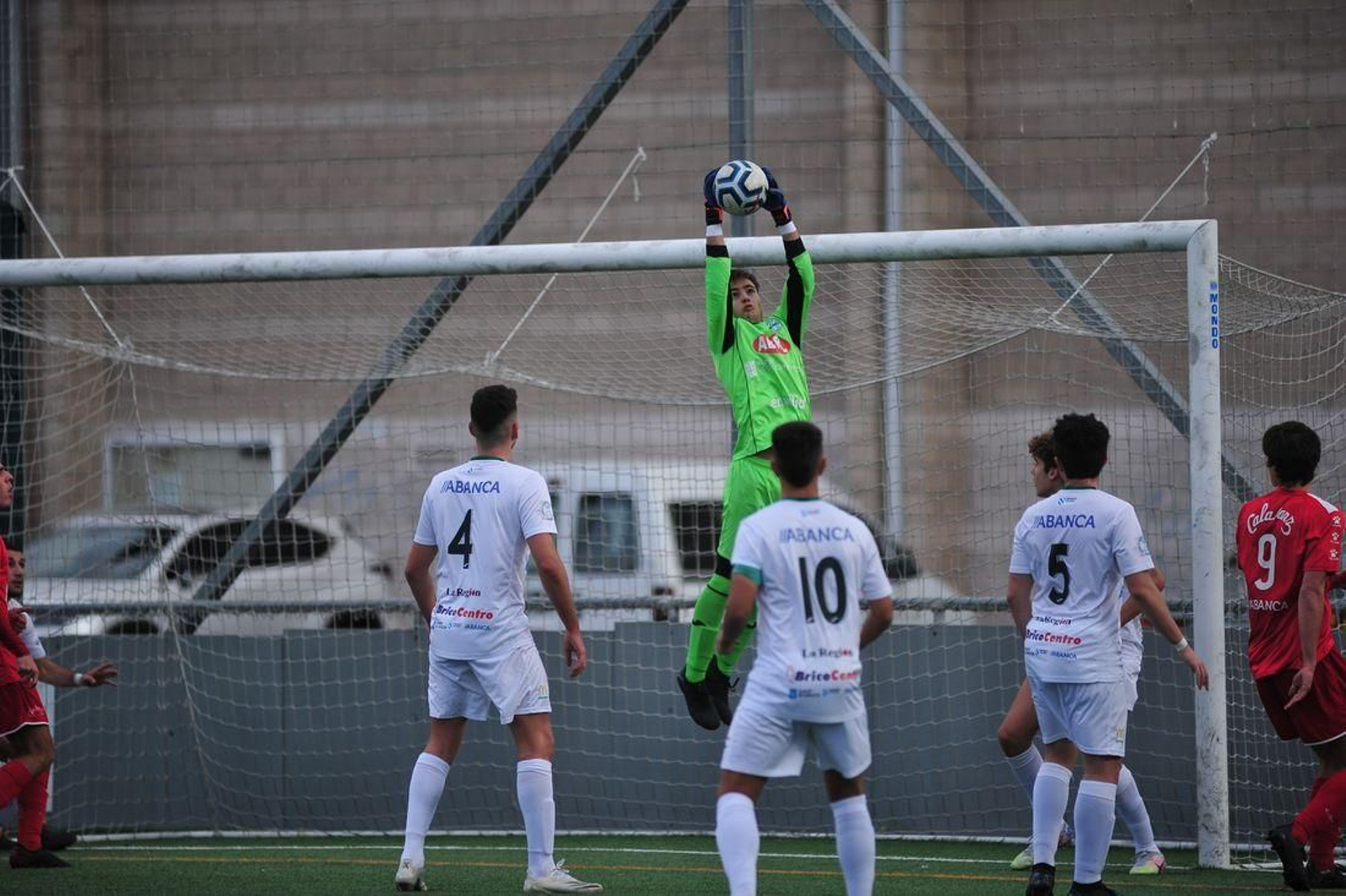 El conjunto pabellonista defendió en los minutos finales el empate que significaba la permanencia. (Foto: José Paz)