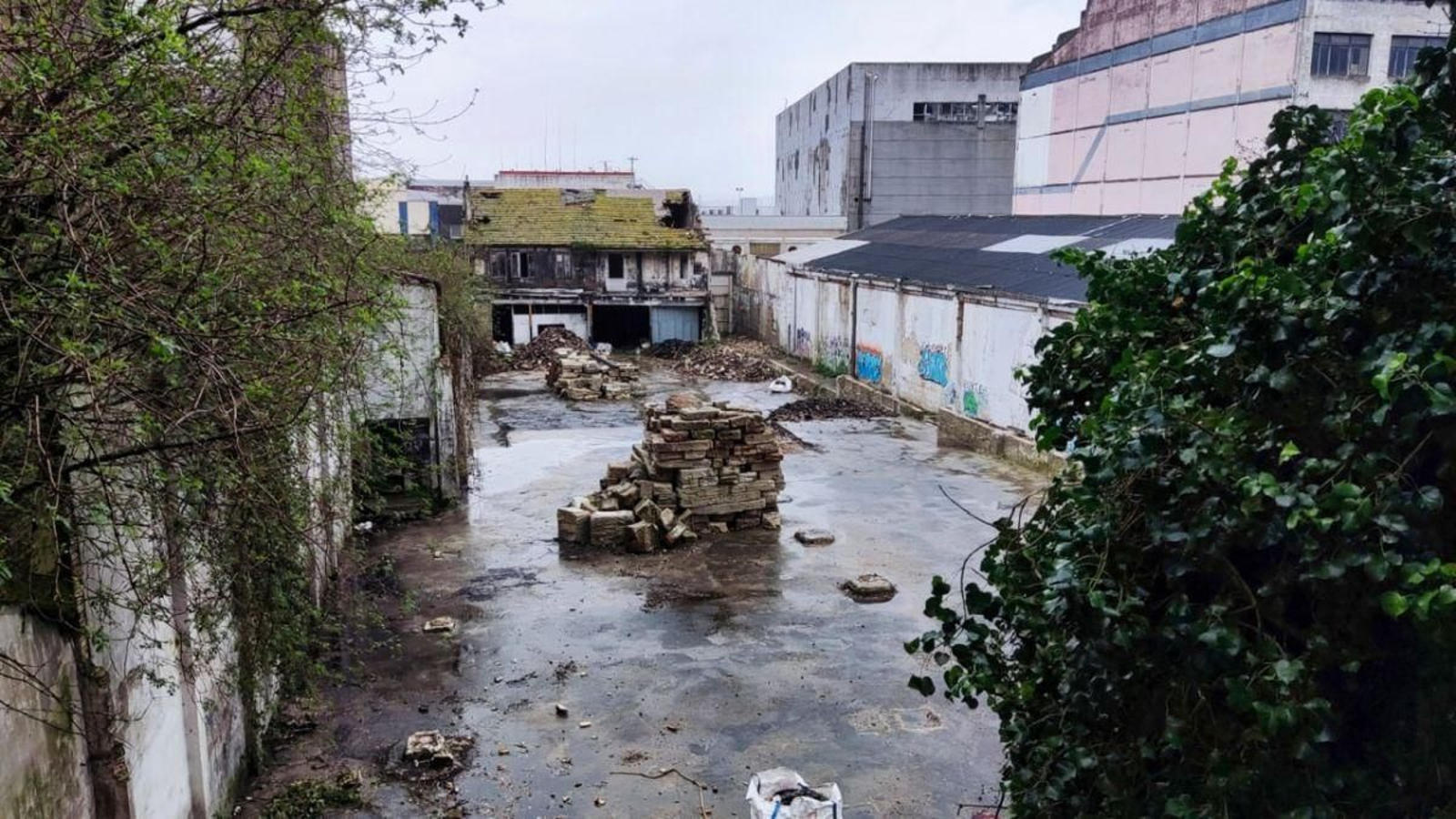 El interior de la antigua conservera Sacco lleva años en estado de abandono.