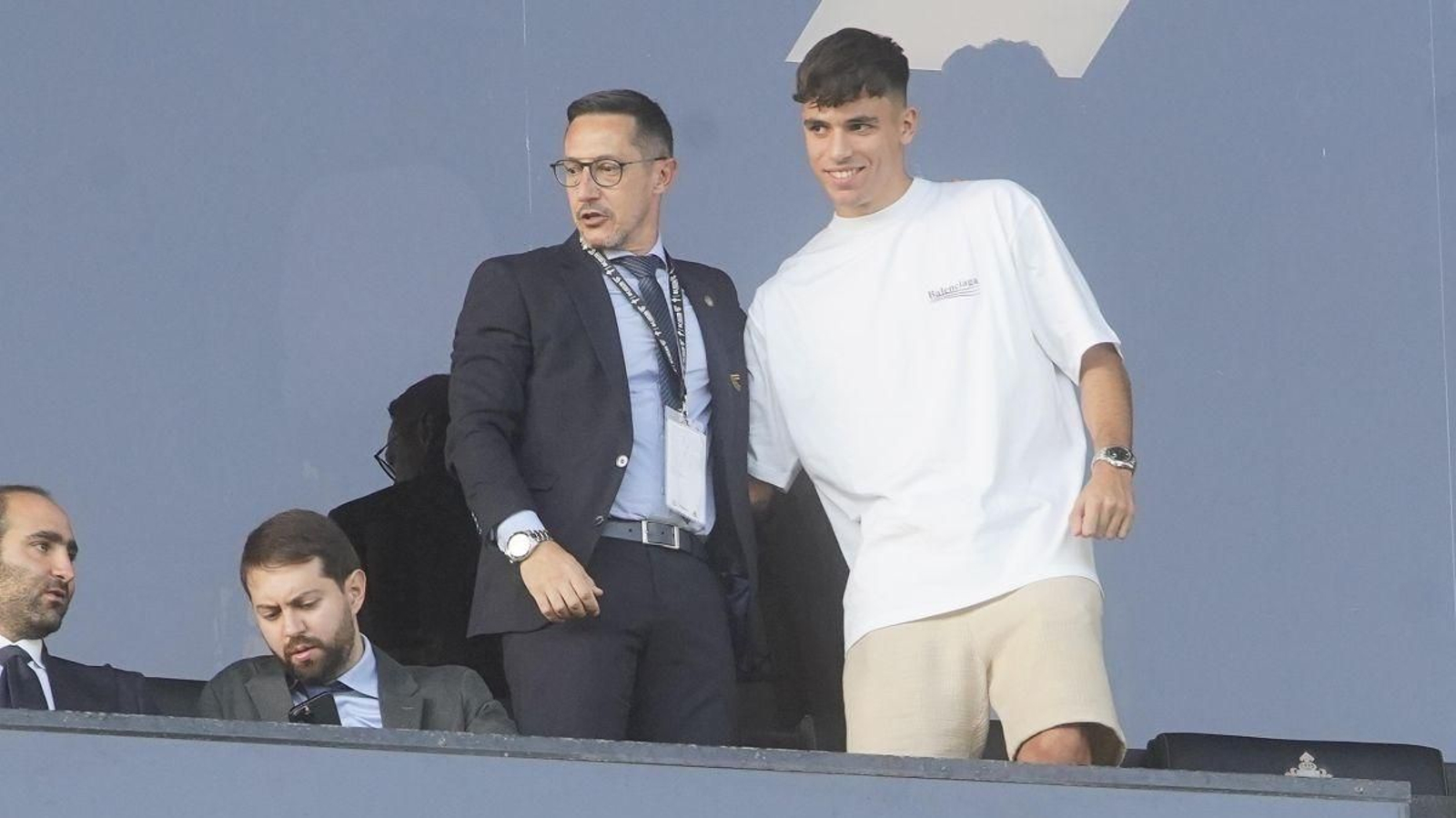Juan Carlos Calero, de la dirección deportiva celeste, saluda a Gabri el pasado domingo en Balaídos.
