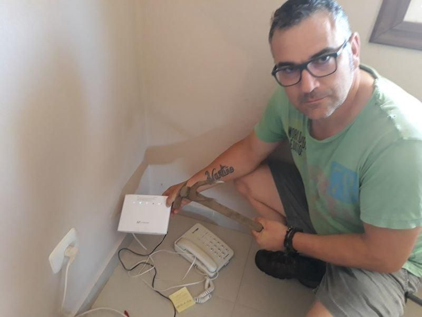 Roberto Rodríguez, en su casa de Cebreiros, muestra el router, con solo dos rayas de cobertura.
