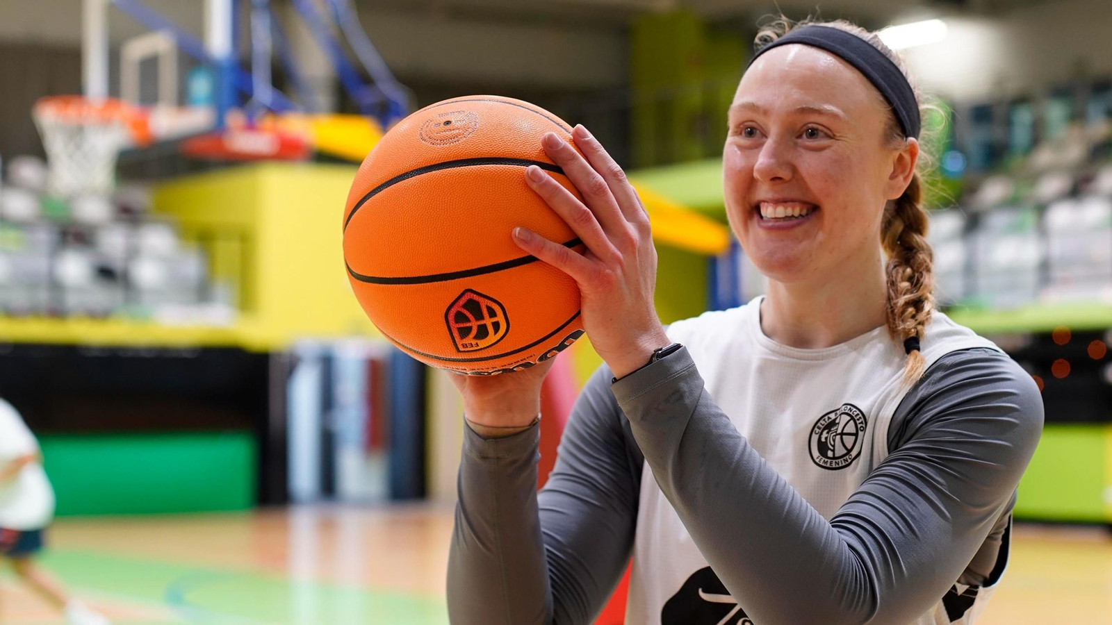 La jugadora del Celta Femxa Zorka sonríe a la cámara tras un entrenamiento en el pabellón de Navia.