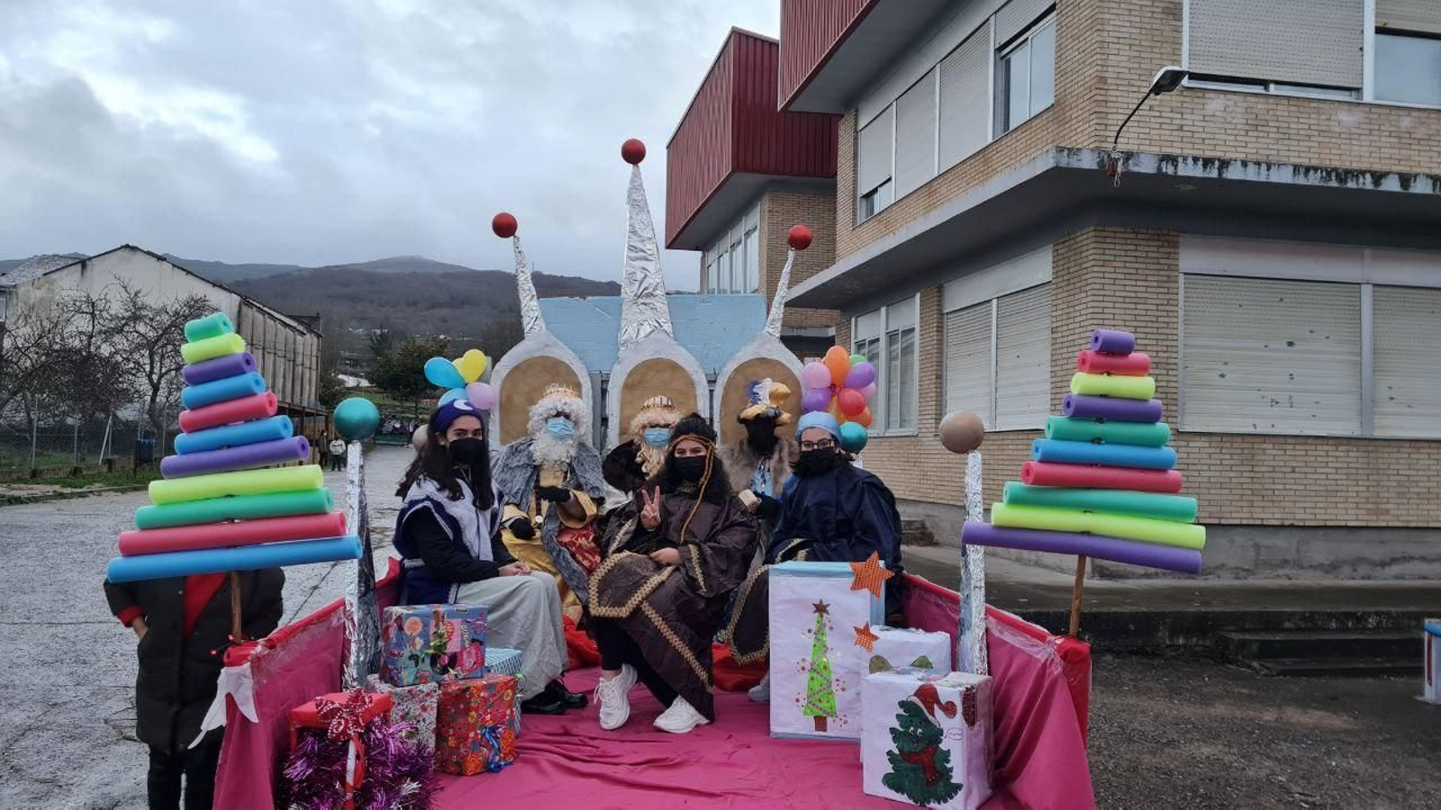 MANZANEDA. Los Reyes Magos  salían a las 18,00h del patio del colegio recorriendo el pueblo hasta su llegada al centro de día. Pararon en la Praza do Concello para hacer la ofrenda de oro, incienso y mirra al niño Jesús. Al llegar al centro de día recibían a los niños terminando con una chocolatada. // R. Martínez