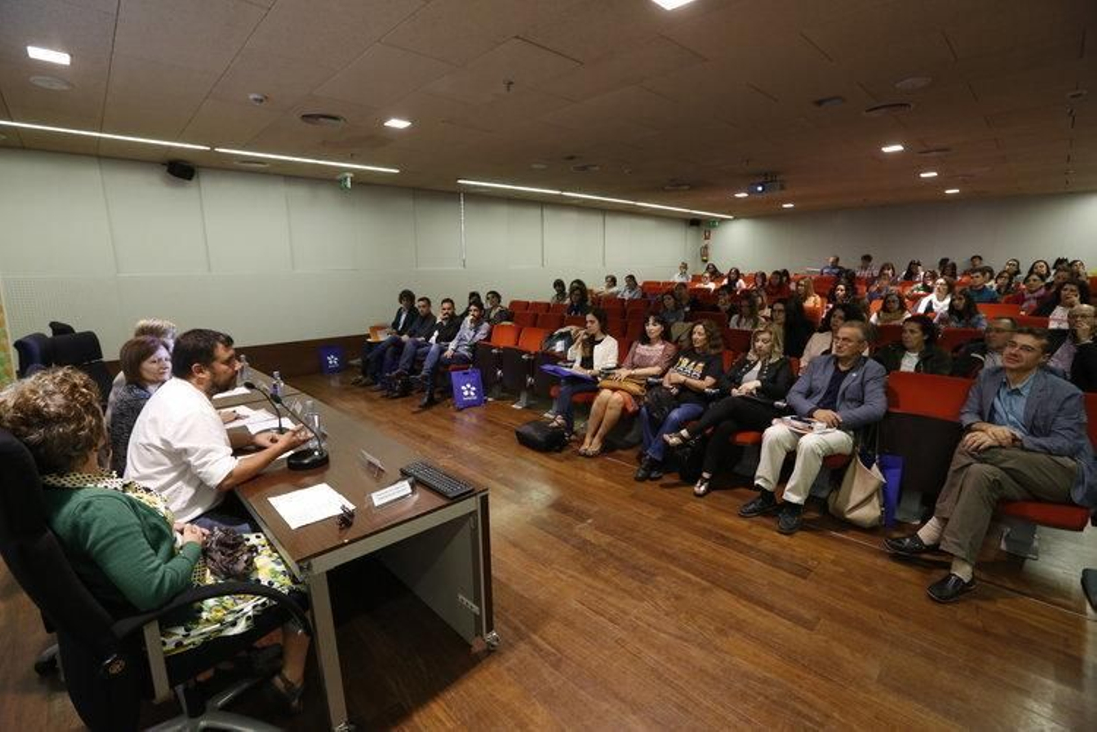 La Facultad de la Universidad acogió la primera jornada de conferencias.