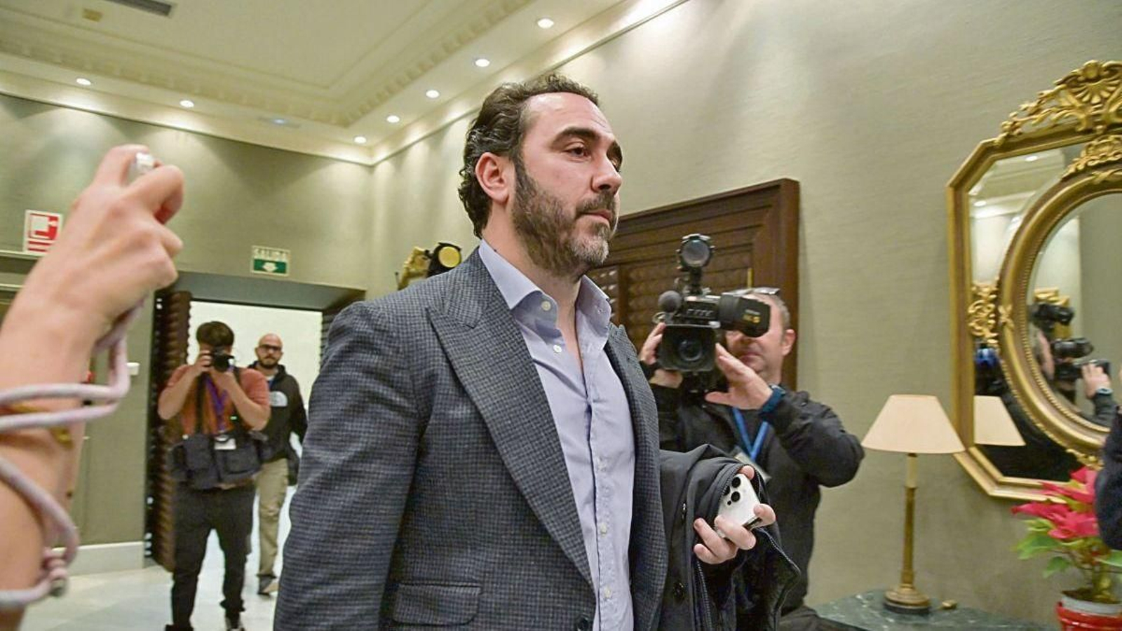 El empresario Víctor de Aldama, a su llegada a la comisión en el Parlamento de Canarias.