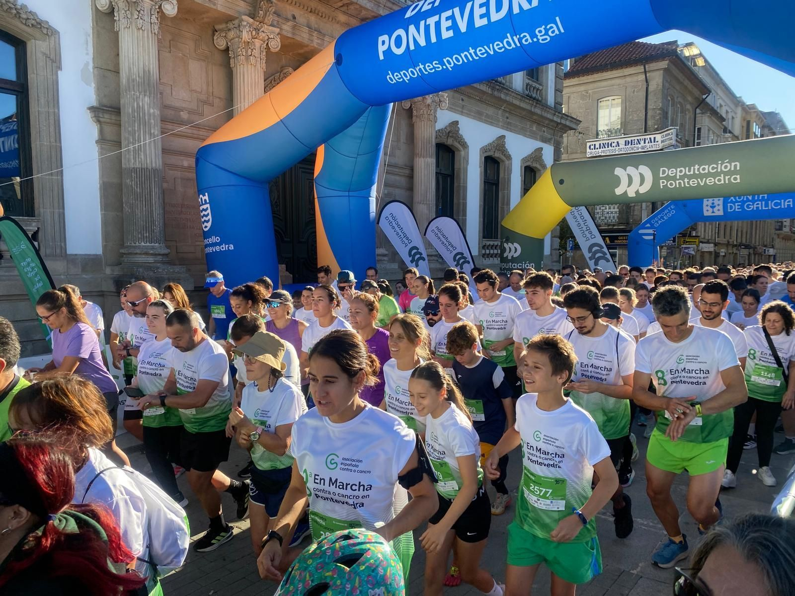 Participantes de todas las edades, ayer, a la salida de la carrera en la Praza de España de Pontevedra.